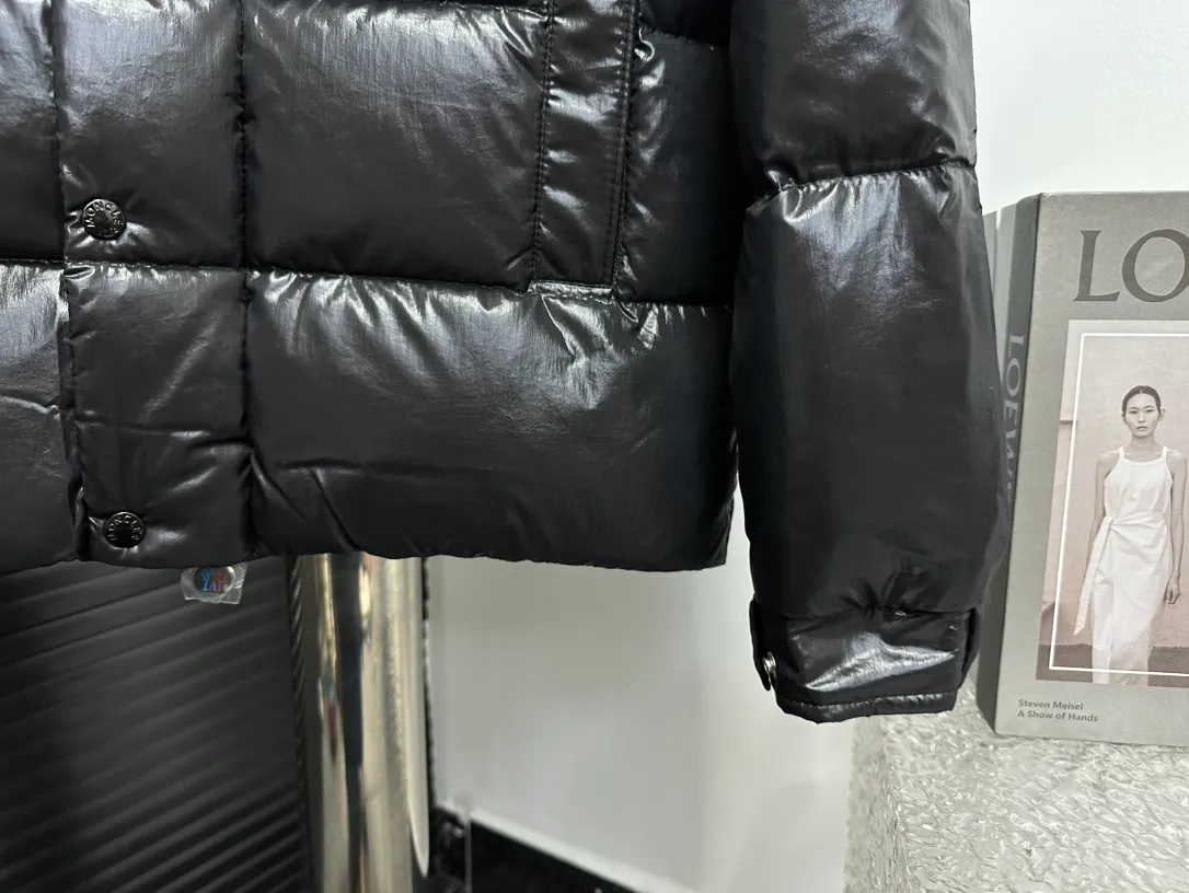 P390 Moncler/ 2026 70 、 。 DNA ， ， 。 Classic ， 、 。 Classic 70 。 Quality， 90 ，Premium Quality ， ，Black ！ Sizes M-3XL